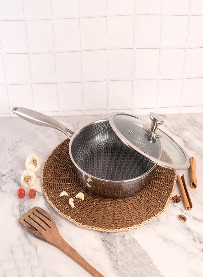 هوم إسنشالز مقلاة ووك غير لاصقة ثلاثية الطبقات على شكل خلية نحل من هوم إسينشالز مقاس 24 سم مع غطاء | مقلاة هجينة من الفولاذ المقاوم للصدأ | مقلاة غير لاصقة متوافقة مع المواقد الحثية للطهي والتقليب والقلي السريع. - Image 1